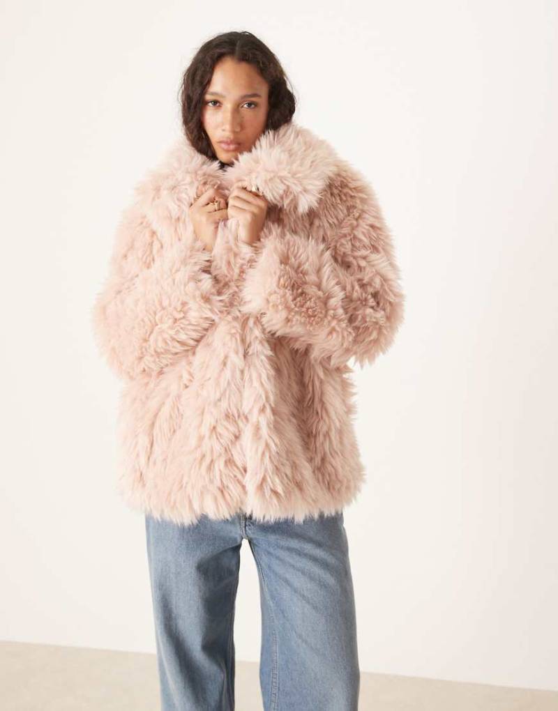 ASOS DESIGN - Mantel in Staubrosa aus Lammfellimitat von ASOS DESIGN