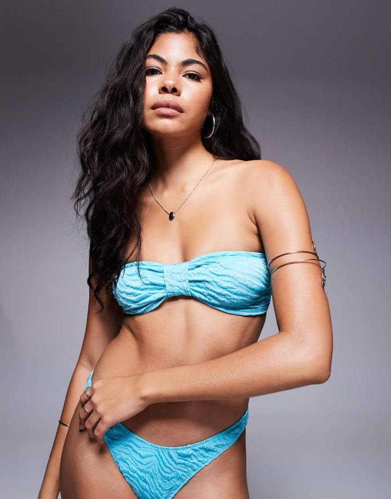 ASOS DESIGN - Maria - Strukturiertes trägerloses Bikinioberteil in Türkis mit Knotendetail vorn-Blau von ASOS DESIGN