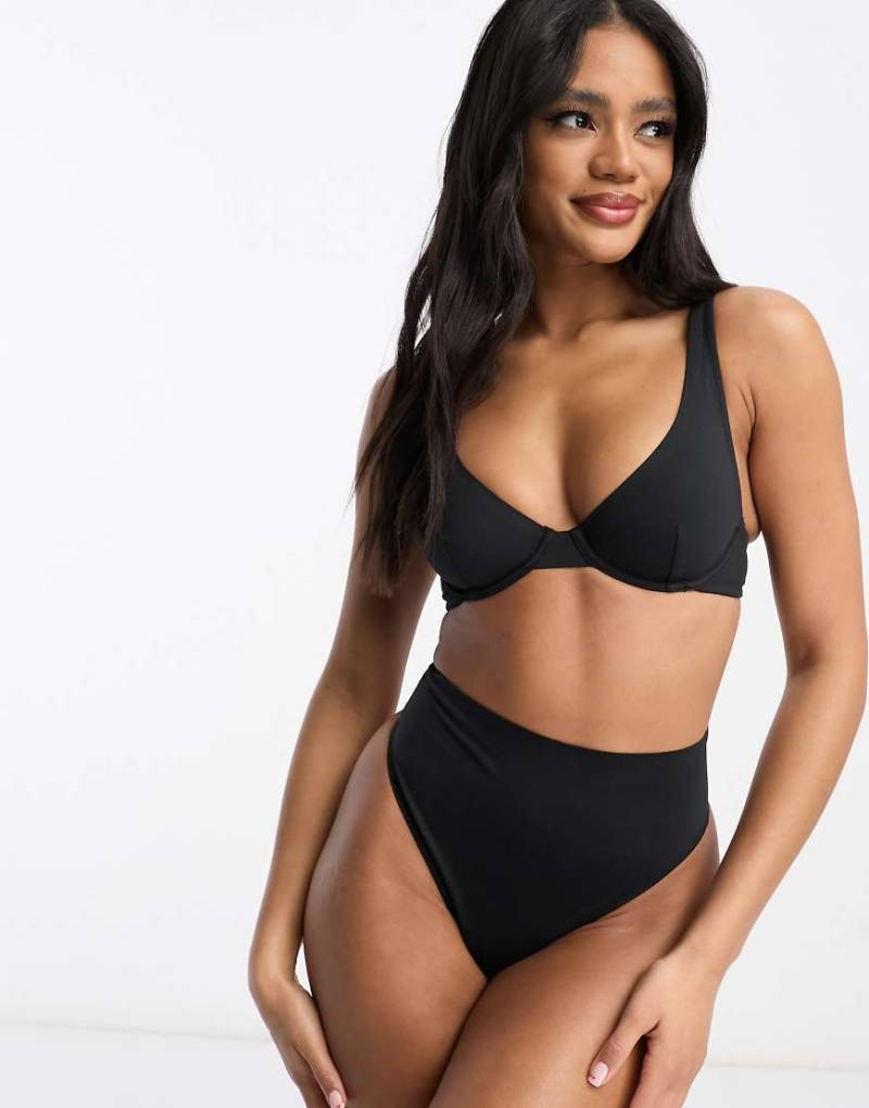ASOS DESIGN - Marina - Figurformender Tanga in Schwarz mit hohem Bund von ASOS DESIGN