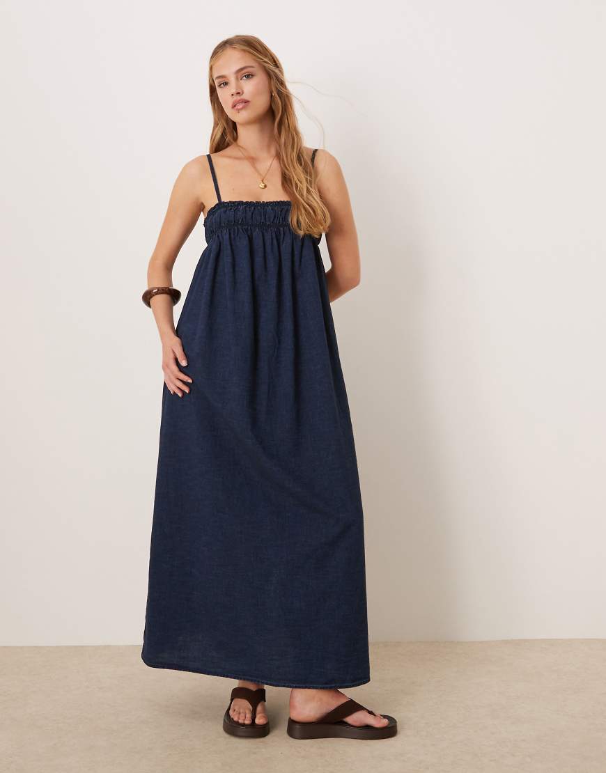 ASOS DESIGN - Maxi-Hängerkleid aus Denim in Rinse-Waschung mit gesmoktem Dekolleté-Blau von ASOS DESIGN