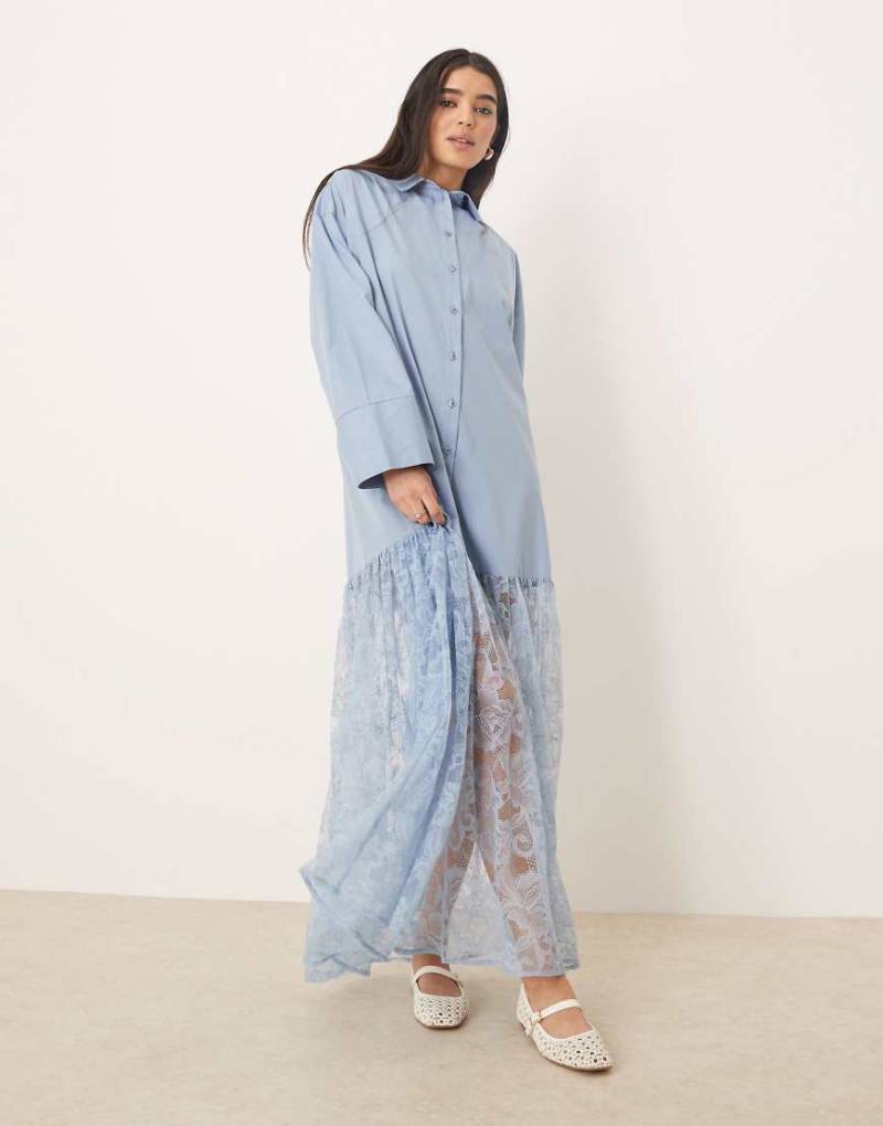ASOS DESIGN - Maxi-Hemdkleid aus Baumwolle in Rauchblau mit Rock aus Spitze von ASOS DESIGN