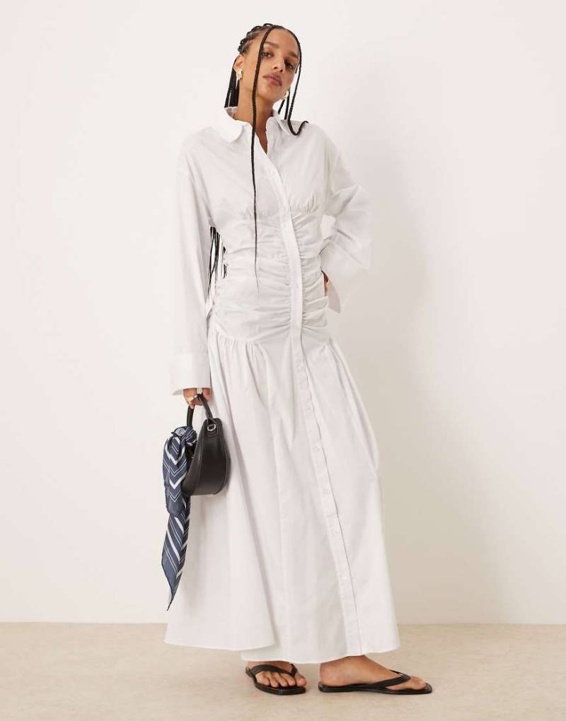 ASOS DESIGN - Maxi-Hemdkleid in Weiß mit gerafftem Oberteil und tief angesetzter Taille von ASOS DESIGN