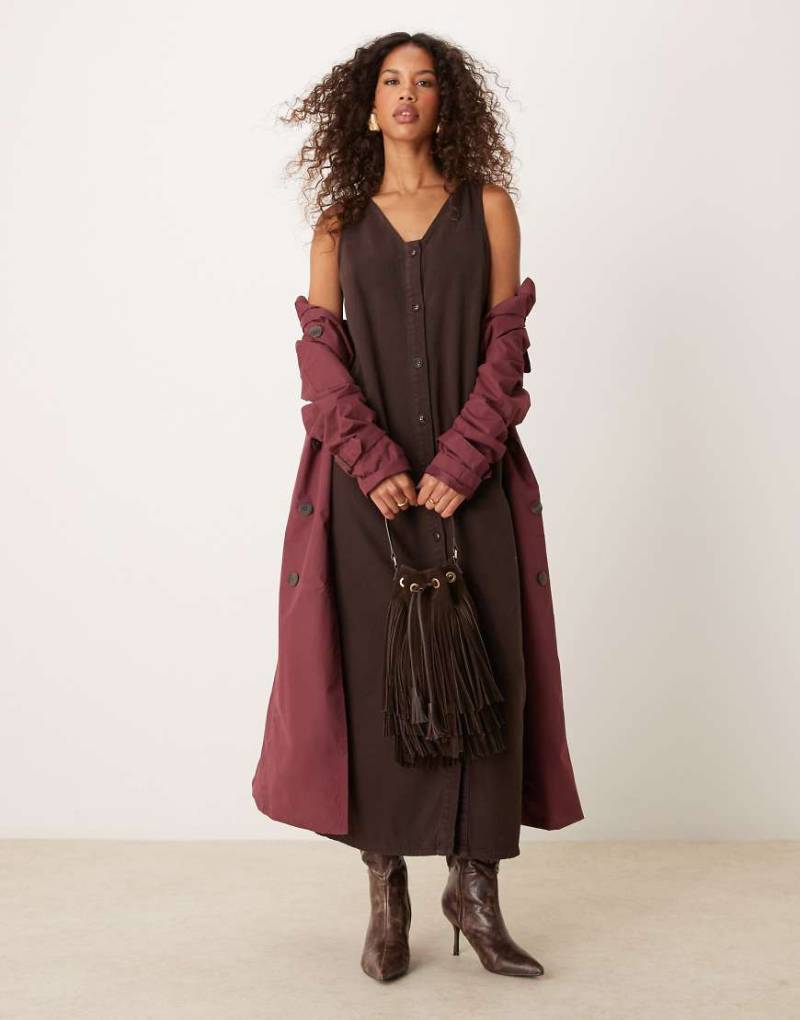 ASOS DESIGN - Maxi-Jeanskleid in Braun mit durchgehender Knopfleiste von ASOS DESIGN