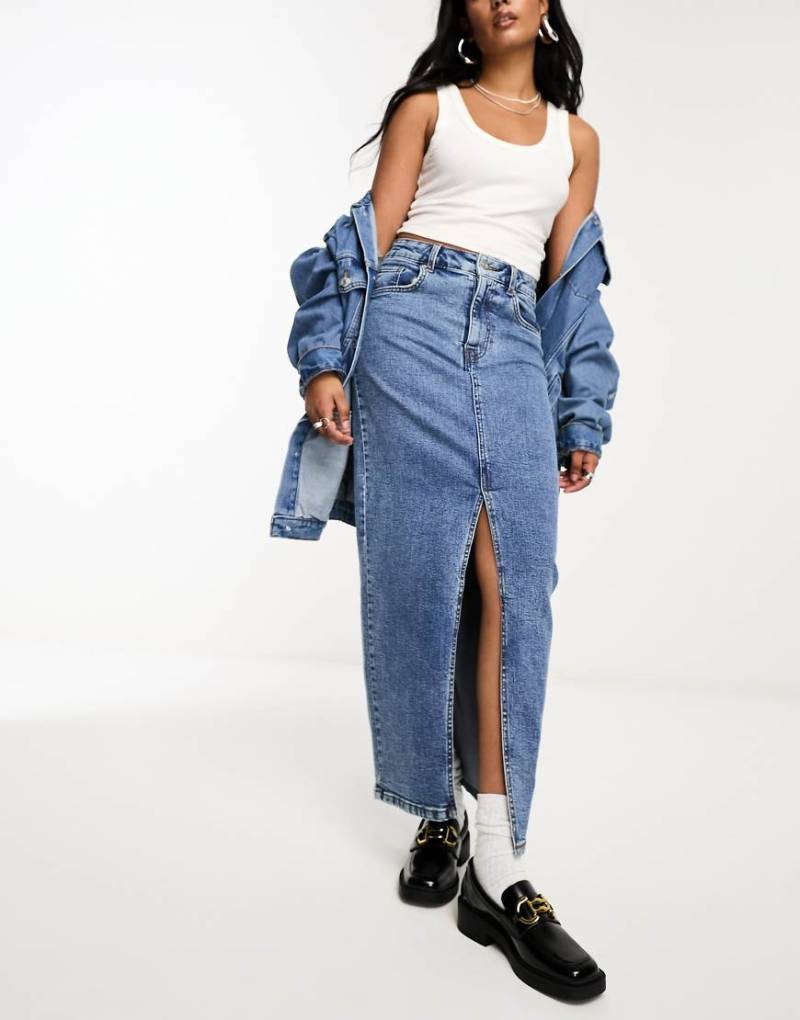 ASOS DESIGN - Maxi-Jeansrock in mittlerer Waschung mit Saumschlitz-Blau von ASOS DESIGN