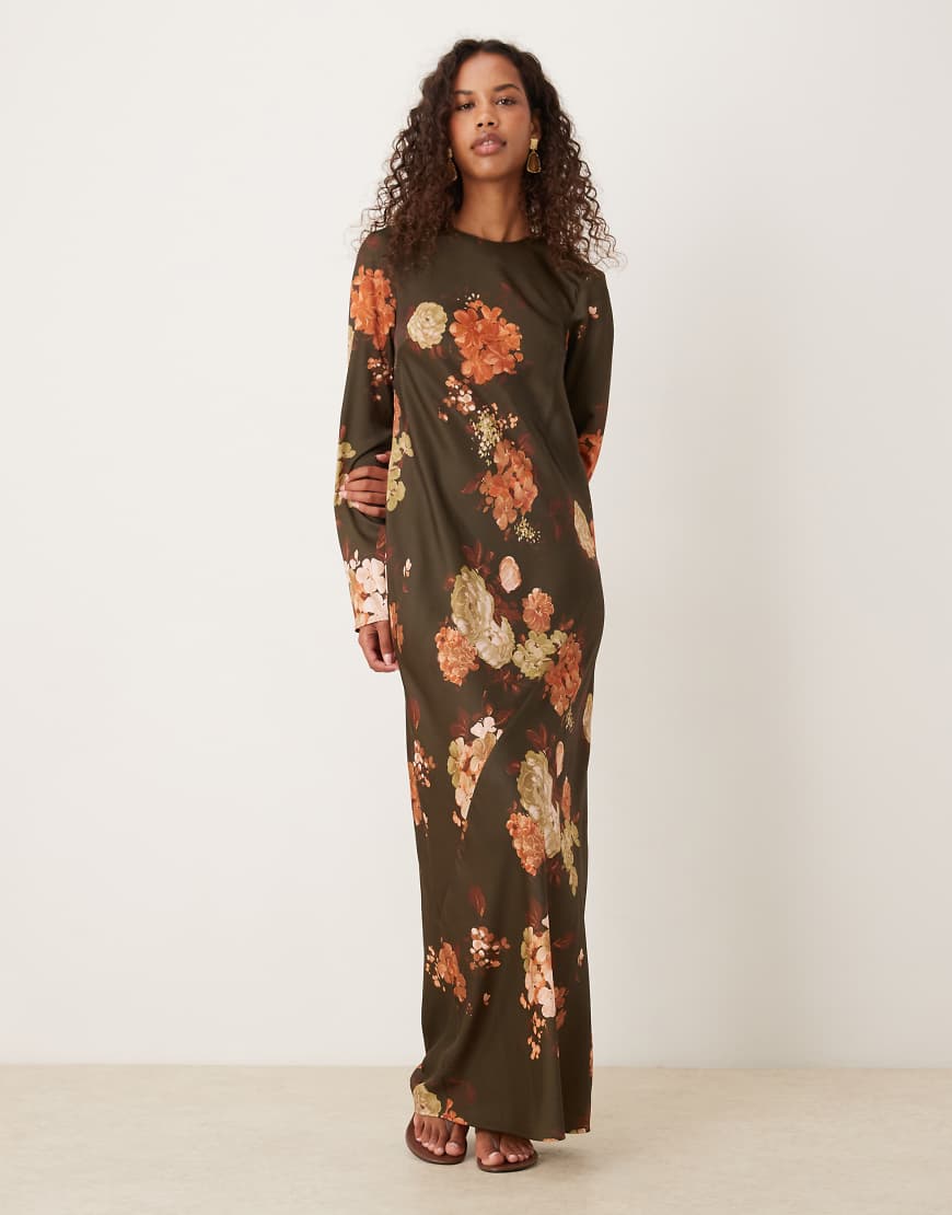 ASOS DESIGN - Maxi-Schlupfkleid aus mattem Satin in Schokobraun mit Blumenmuster und Ziernaht-Bunt ASOS DESIGN - Maxi-Schlupfkleid aus mattem Satin in Schokobraun mit Blumenmuster und Ziernaht-Bunt von ASOS DESIGN