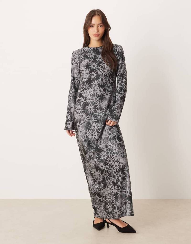 ASOS DESIGN - Maxi-Schlupfkleid aus mattem Satin in Schwarz und Weiß mit Ziernaht und Blumenmuster-Bunt von ASOS DESIGN