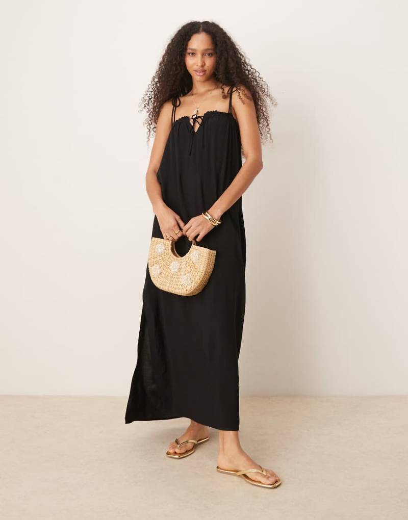 ASOS DESIGN - Maxi-Strandkleid in Schwarz mit gesmokter Brustpartie von ASOS DESIGN