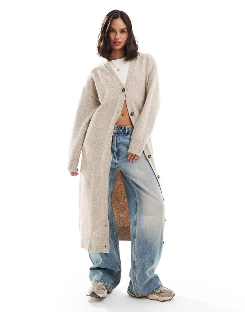 ASOS DESIGN - Maxi-Strickjacke in Stein-Neutral von ASOS DESIGN