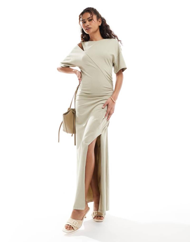 ASOS DESIGN - Maxi-T-Shirt-Kleid in Steinbeige mit geraffter Vorderseite und Schlitz-Neutral von ASOS DESIGN
