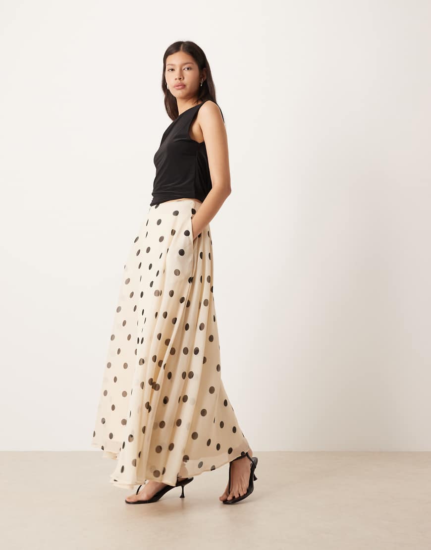 ASOS DESIGN - Maxi-Tellerrock aus Chiffon in Creme mit Polka Dots-Bunt von ASOS DESIGN