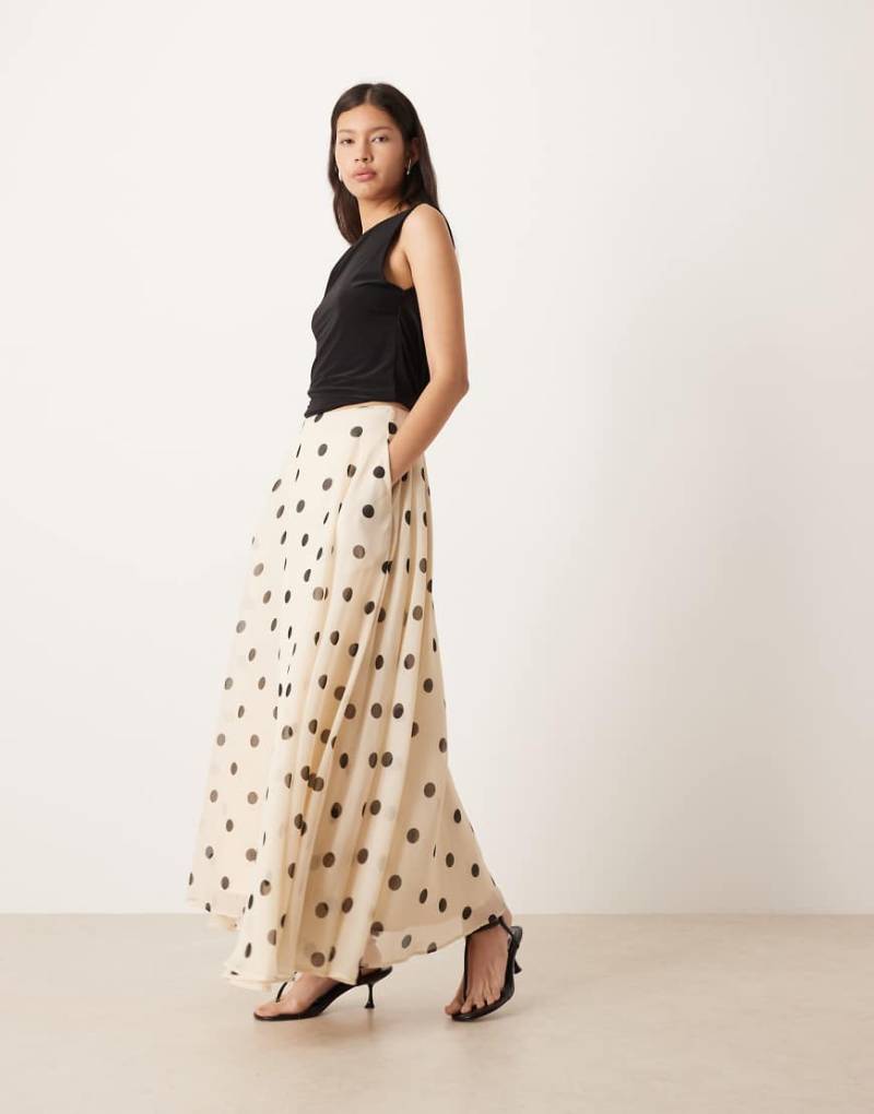 ASOS DESIGN - Maxi-Tellerrock aus Chiffon in Creme mit Polka Dots-Bunt von ASOS DESIGN