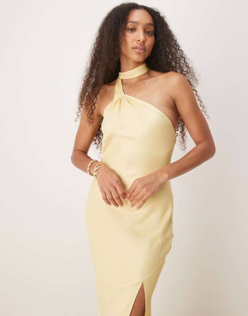 ASOS DESIGN - Maxi-Trägerkleid aus Satin in Buttermilchgelb mit gebundenem Neckholder-Detail von ASOS DESIGN