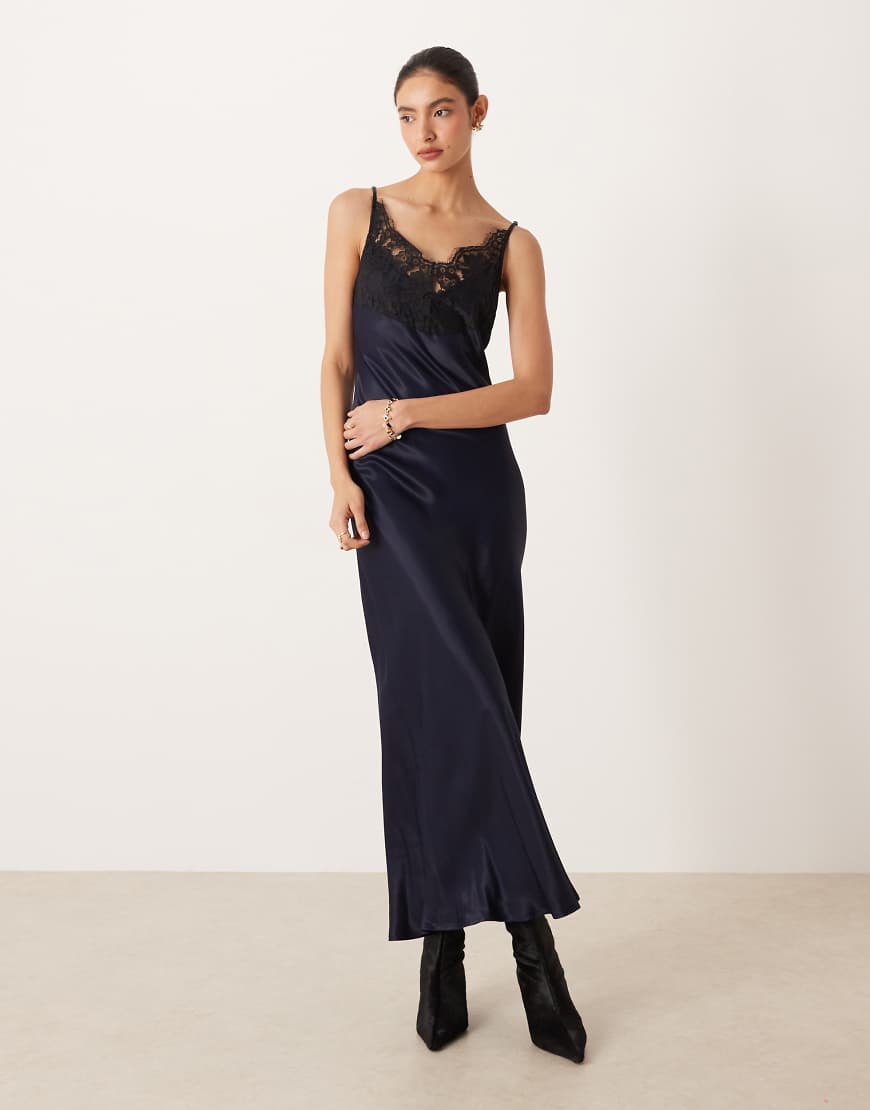 ASOS DESIGN - Maxi-Trägerkleid aus Satin in Marineblau mit Spitzenoberteil von ASOS DESIGN