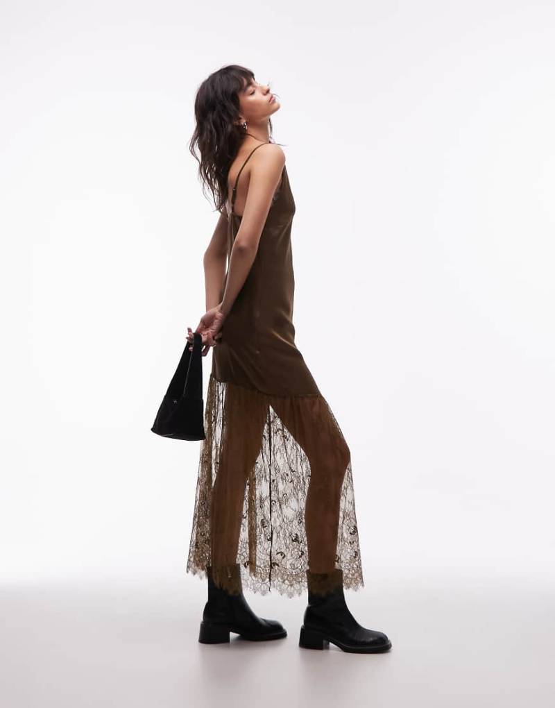 ASOS DESIGN - Maxi-Trägerkleid aus Satin in Olivgrün mit V-Ausschnitt und Spitzenrock von ASOS DESIGN