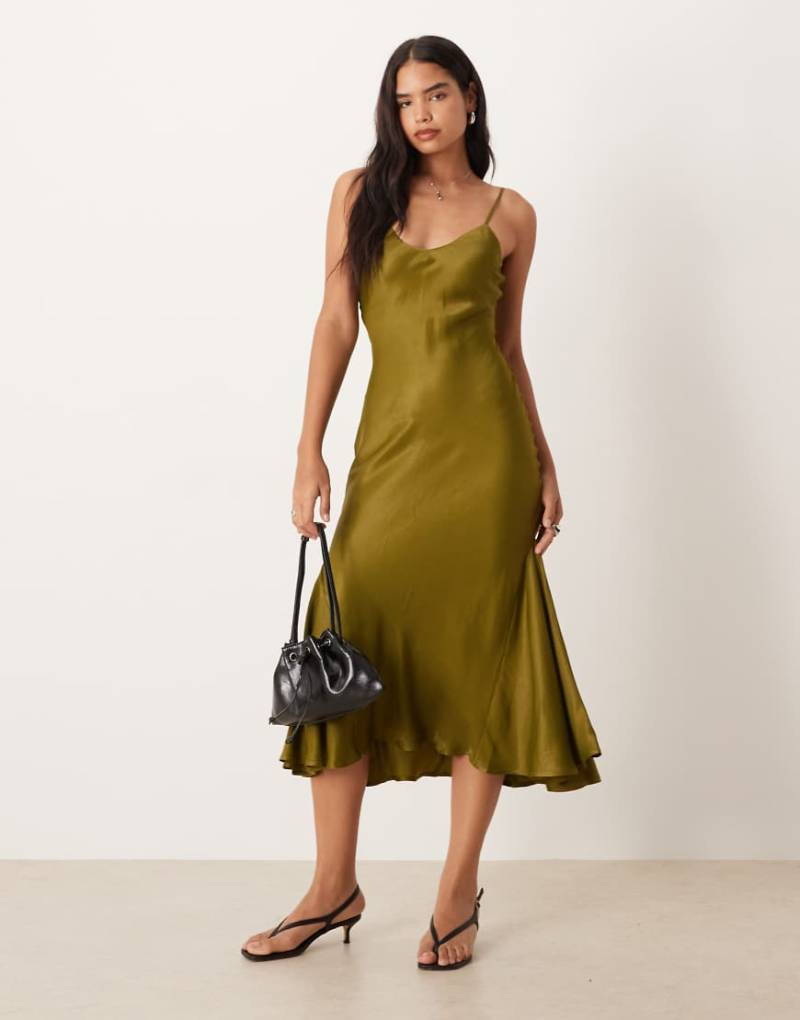 ASOS DESIGN - Midi-Trägerkleid aus Satin in Olivgrün mit V-Ausschnitt von ASOS DESIGN