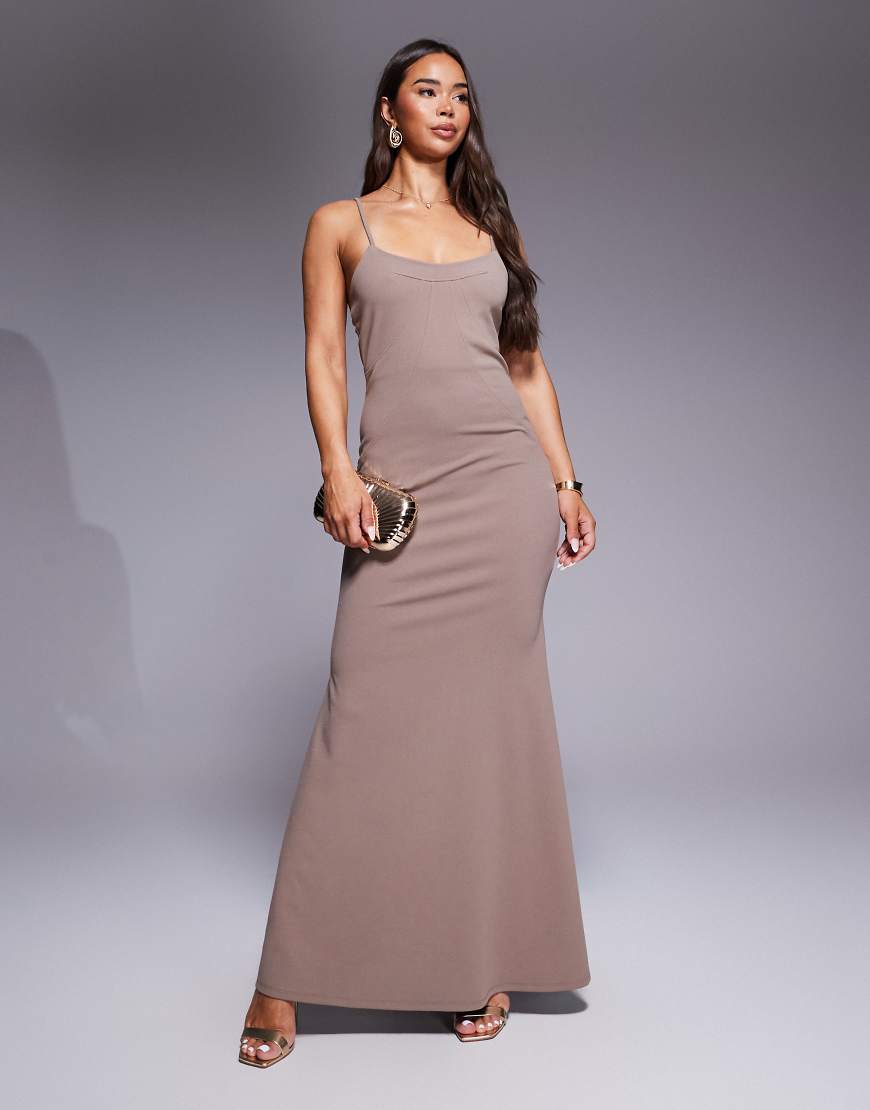 ASOS DESIGN - Maxi-Trägerkleid in Braun mit Ziernähten ASOS DESIGN - Maxi-Trägerkleid in Braun mit Ziernähten von ASOS DESIGN