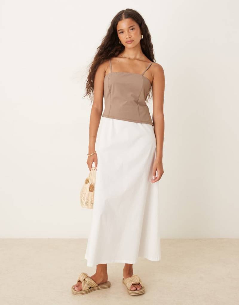 ASOS DESIGN - Maxi-Trägerkleid in Mokka mit Popeline-Rock-Neutral von ASOS DESIGN