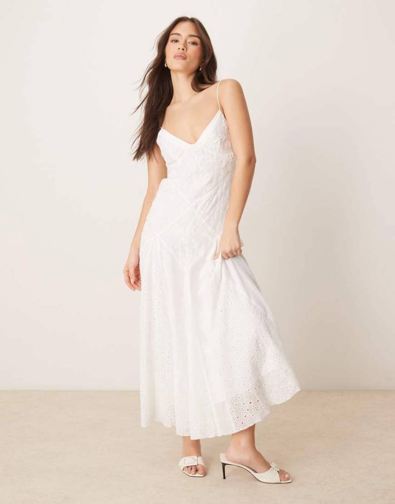 ASOS DESIGN - Maxi-Trägerkleid in Weiß mit kleiner Verzierung von ASOS DESIGN