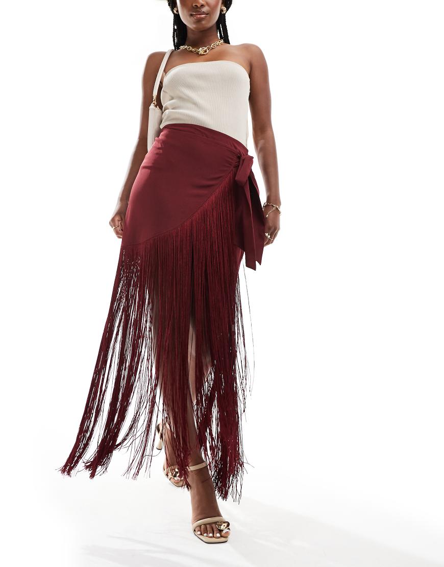 ASOS DESIGN - Maxi-Wickelrock aus Satin in Burgunderrot mit Fransen-Orange von ASOS DESIGN