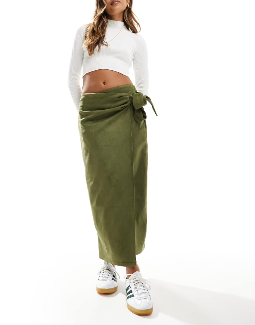 ASOS DESIGN - Maxi-Wickelrock aus Wildlederimitat in Khaki mit Schnürdetail-Grün von ASOS DESIGN
