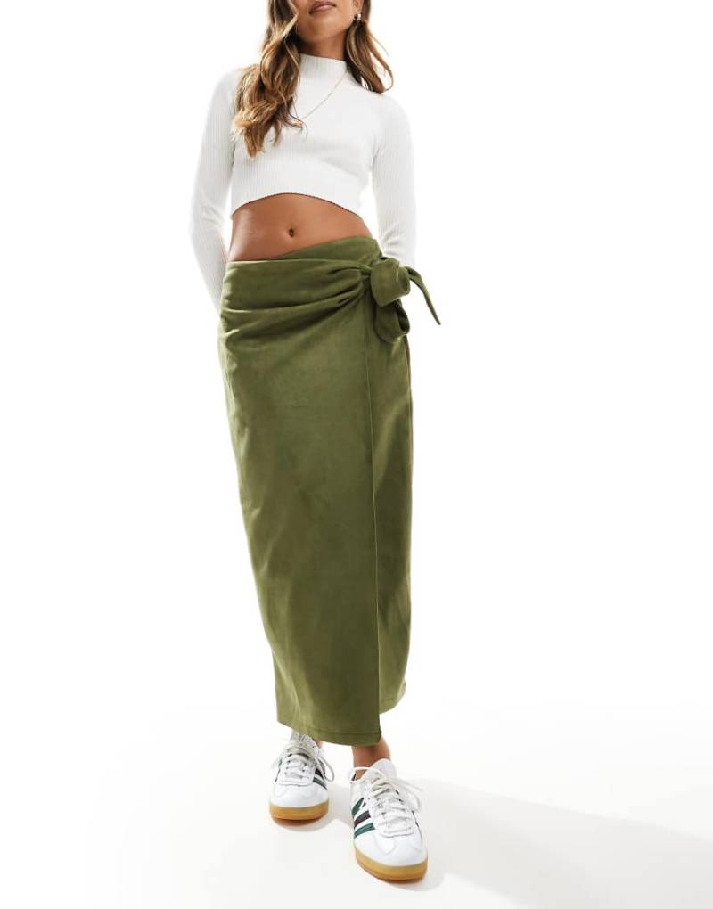 ASOS DESIGN - Maxi-Wickelrock aus Wildlederimitat in Khaki mit Schnürdetail-Grün von ASOS DESIGN