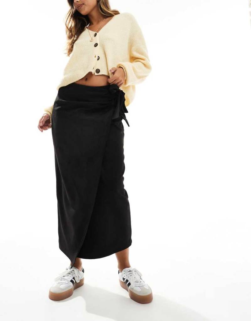 ASOS DESIGN - Maxi-Wickelrock aus Wildlederimitat in Schwarz mit Schnürdetail von ASOS DESIGN