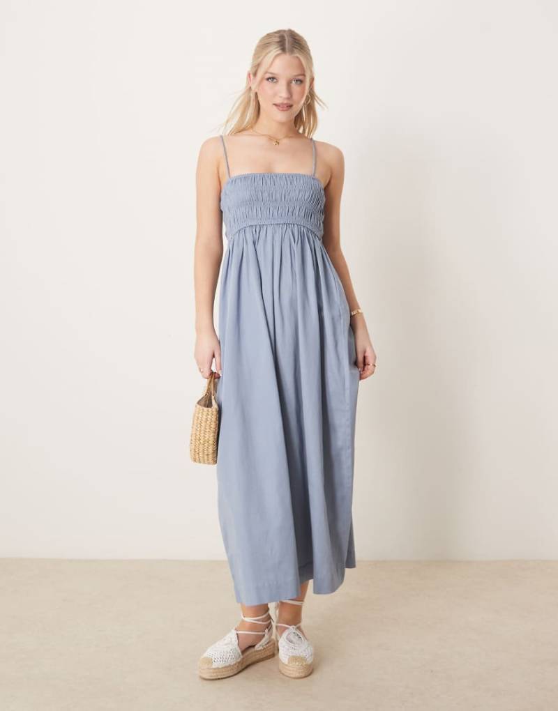 ASOS DESIGN - Maxikleid aus Baumwollsatin in Jeansblau mit gesmokter Brustpartie von ASOS DESIGN