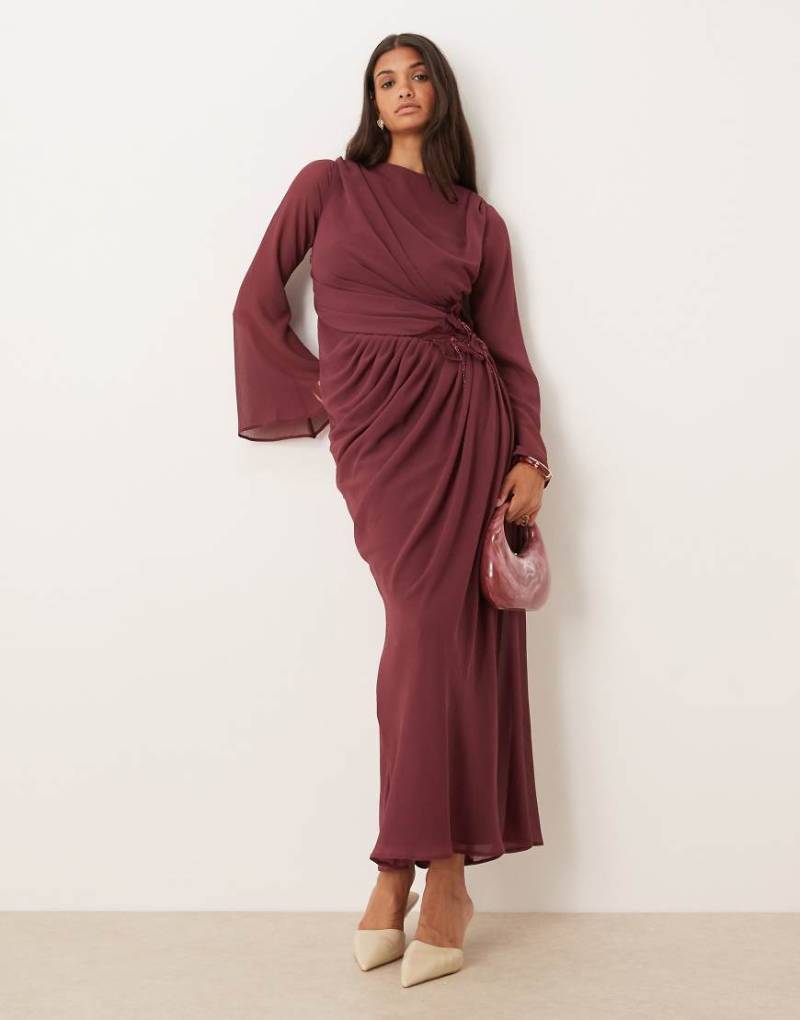 ASOS DESIGN - Maxikleid aus Chiffon in Beerenrot mit aufgesticktem 3D-Blumenmotiv an der Hüfte-Lila von ASOS DESIGN