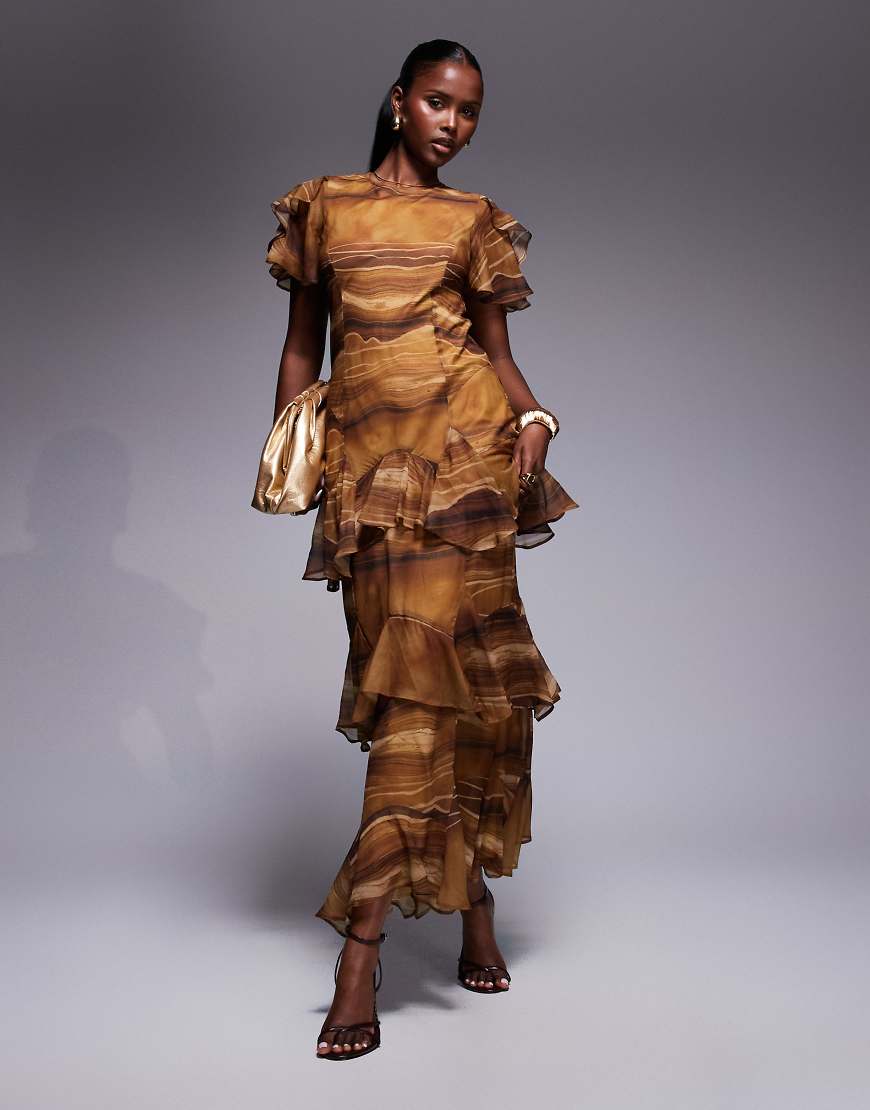 ASOS DESIGN - Maxikleid aus Chiffon in Schokobraun mit abstraktem Muster und Rüschen ASOS DESIGN - Maxikleid aus Chiffon in Schokobraun mit abstraktem Muster und Rüschen von ASOS DESIGN