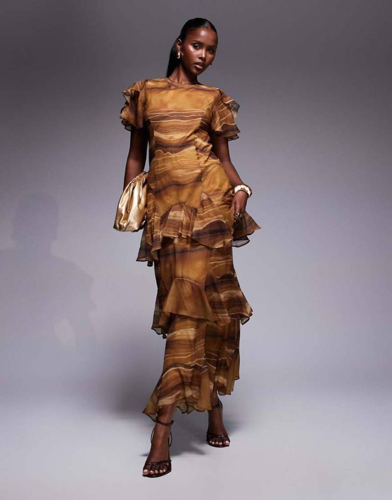 ASOS DESIGN - Maxikleid aus Chiffon in Schokobraun mit abstraktem Muster und Rüschen von ASOS DESIGN