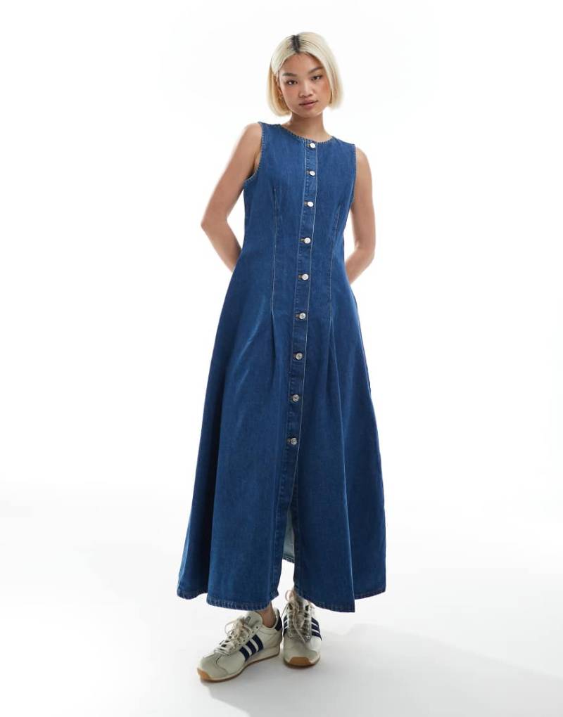 ASOS DESIGN - Maxikleid aus Denim in Mittelblau mit Knopfleiste und Taillenabnähern von ASOS DESIGN