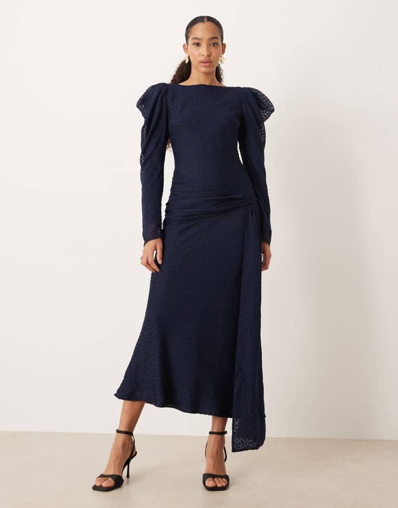ASOS DESIGN - Maxikleid aus Dobby-Stoff in Marineblau mit drapierter Schulterpartie von ASOS DESIGN