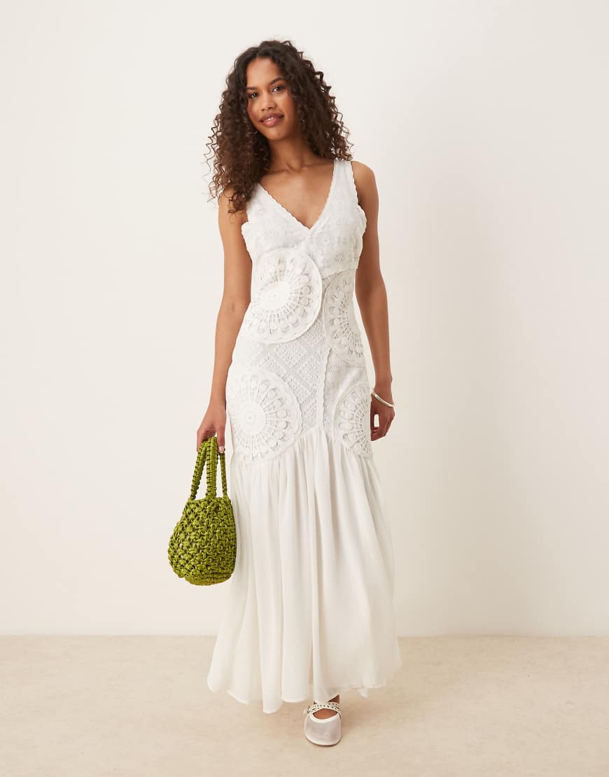 ASOS DESIGN - Maxikleid aus Häkelspitze in Weiß mit V-Ausschnitt ASOS DESIGN - Maxikleid aus Häkelspitze in Weiß mit V-Ausschnitt von ASOS DESIGN