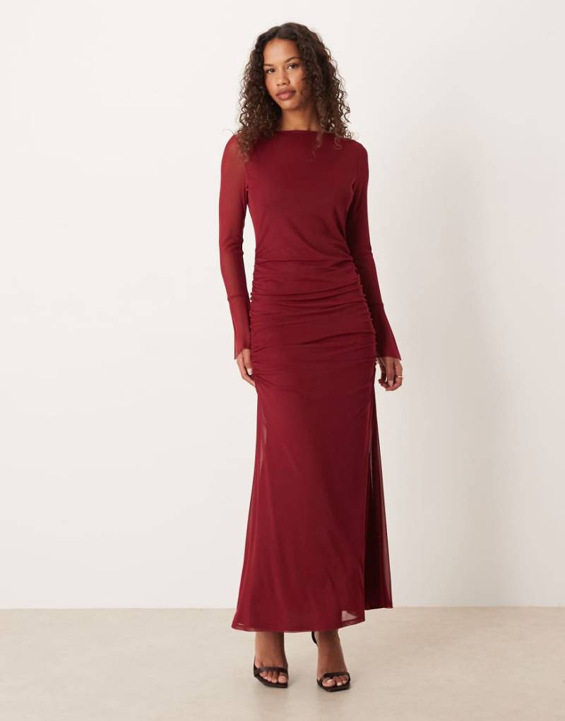 ASOS DESIGN - Maxikleid aus Netzstoff in Burgunderrot mit U-Boot-Ausschnitt, breiten Manschetten und Rückenausschnitt ASOS DESIGN - Maxikleid aus Netzstoff in Burgunderrot mit U-Boot-Ausschnitt, breiten Manschetten und Rückenausschnitt von ASOS DESIGN