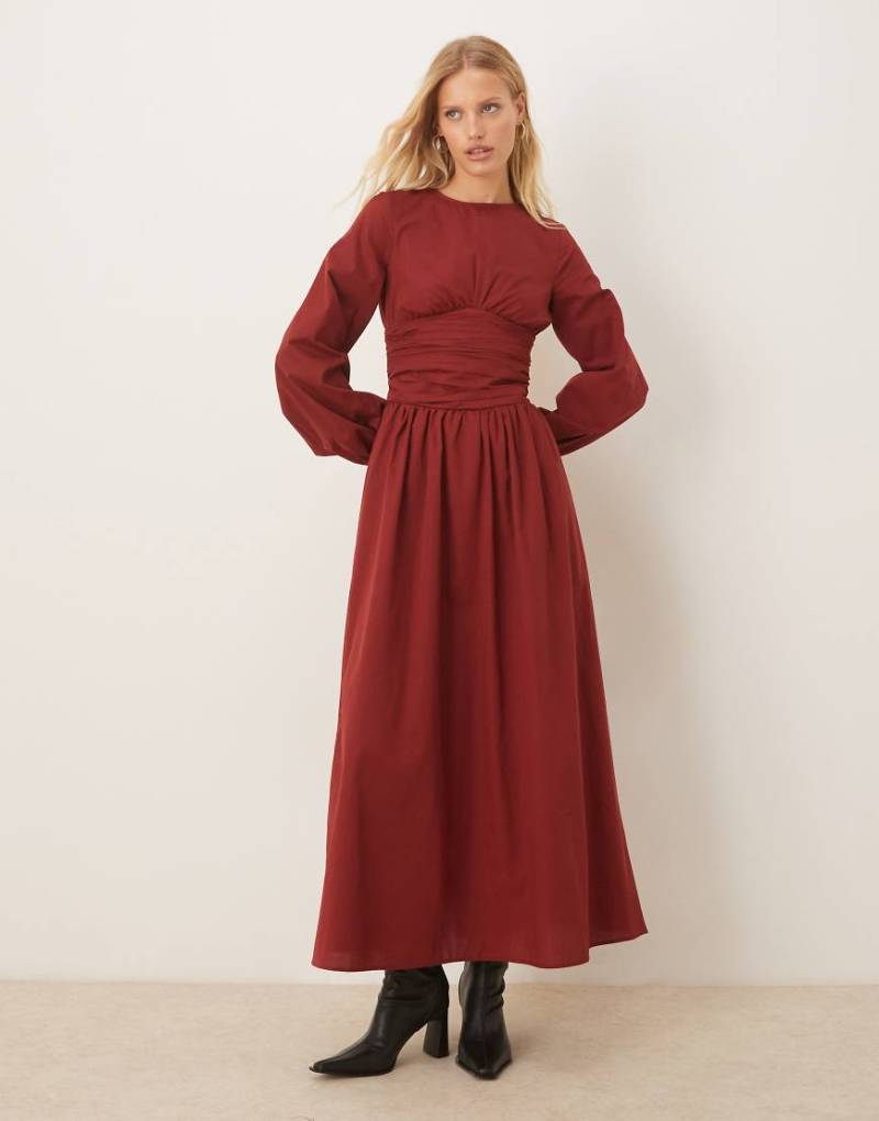 ASOS DESIGN - Maxikleid aus Popeline in Burgunderrot mit Rundhalsausschnitt, geraffter Taille und voluminösen Ärmeln von ASOS DESIGN