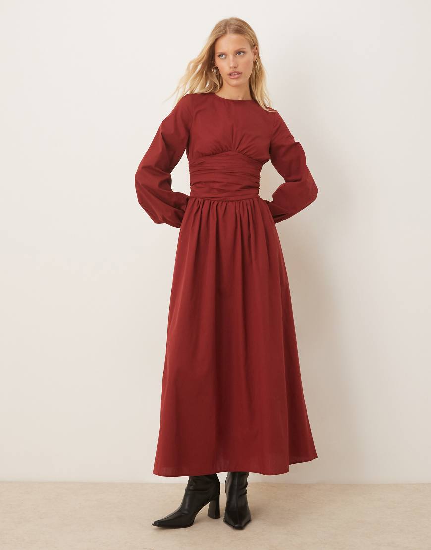 ASOS DESIGN - Maxikleid aus Popeline in Burgunderrot mit Rundhalsausschnitt, geraffter Taille und voluminösen Ärmeln von ASOS DESIGN