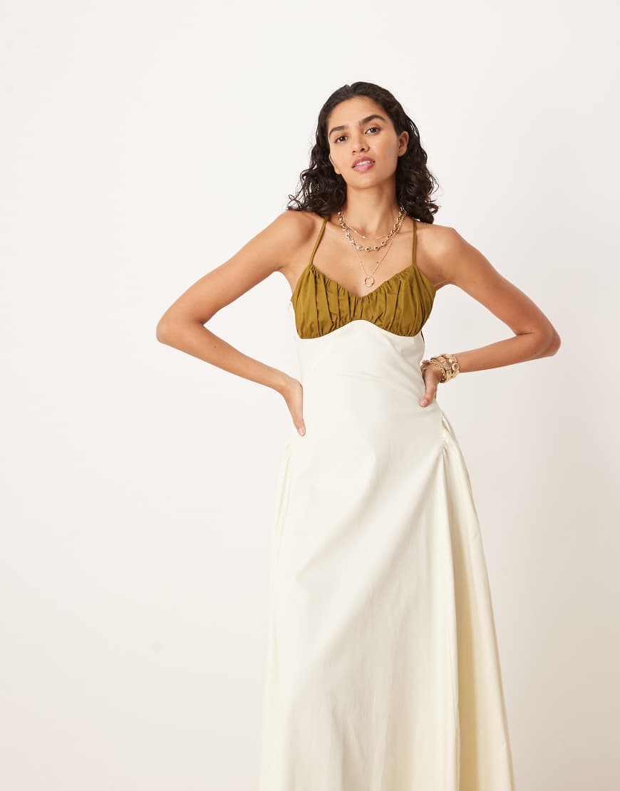ASOS DESIGN - Maxikleid aus Popeline in Olivgrün und Cremeweiß mit Farbblockdesign, geraffter Brustpartie und Korsett-Nähten-Bunt von ASOS DESIGN
