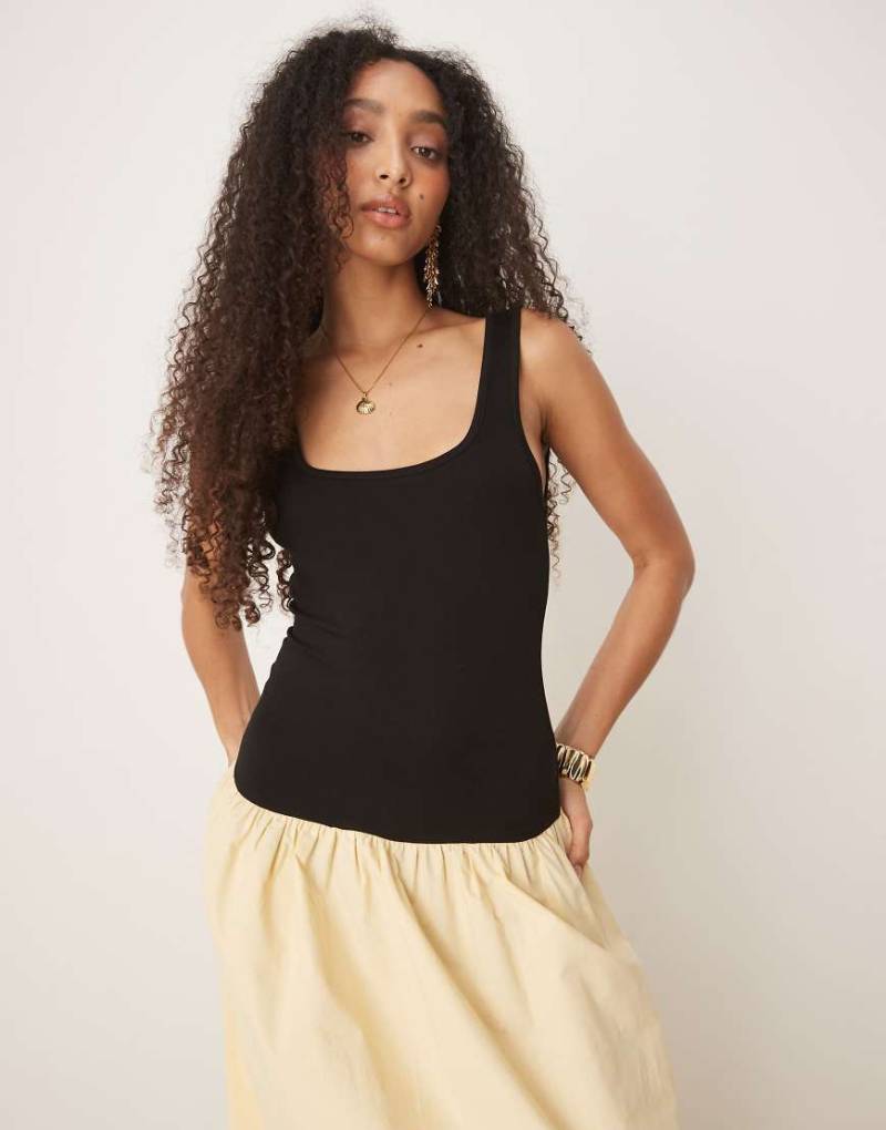 ASOS DESIGN - Maxikleid aus Popelinemix in Buttermilchgelb mit eckigem Ausschnitt und kontrastierendem Design-Schwarz von ASOS DESIGN