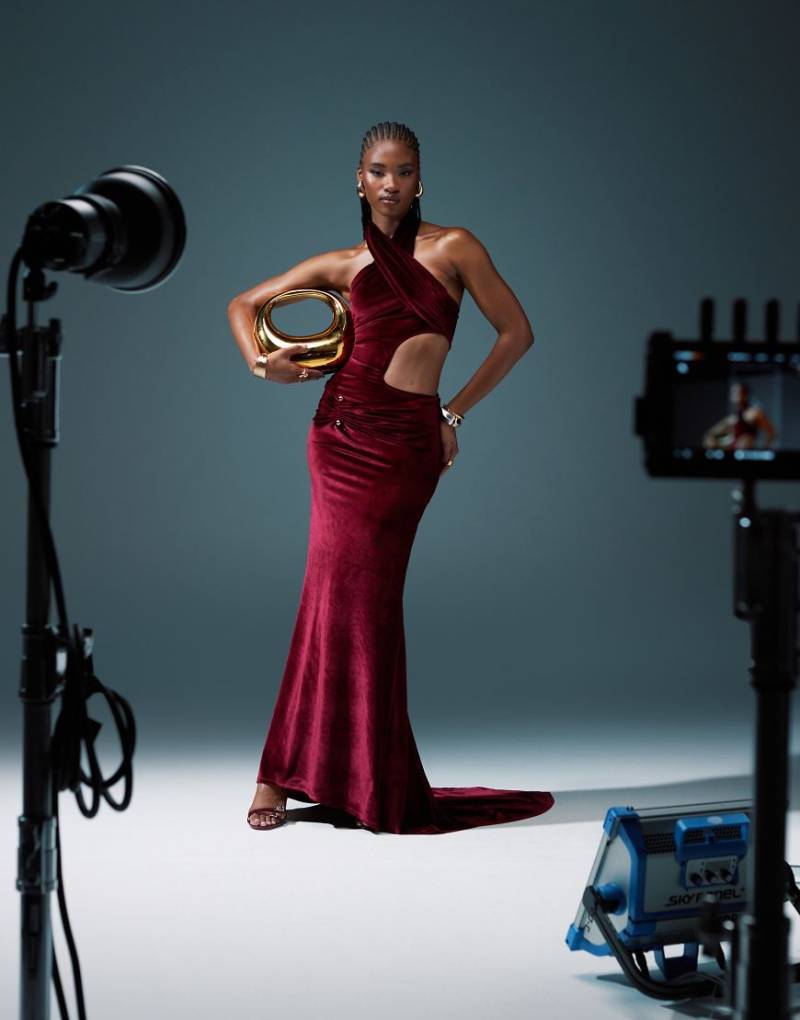 ASOS DESIGN - Maxikleid aus Samt in Burgunderrot mit gewickeltem Ausschnitt von ASOS DESIGN