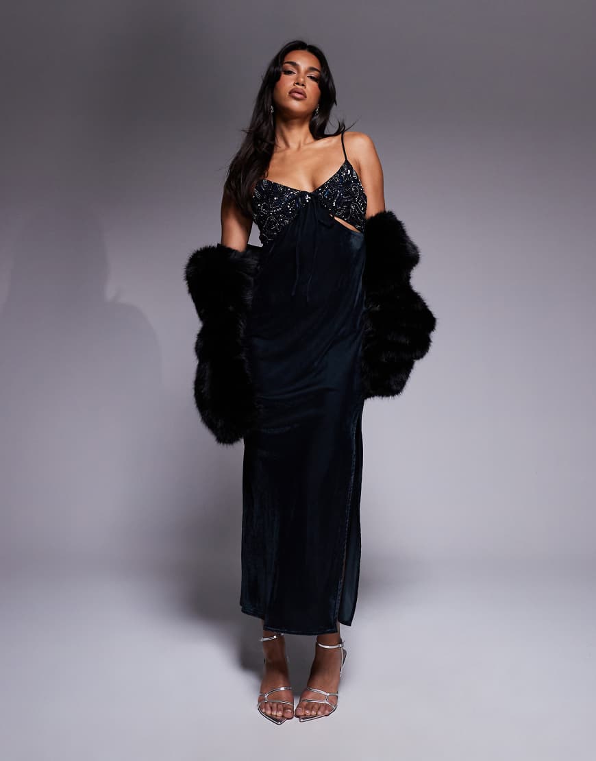 ASOS DESIGN - Maxikleid aus Samt in Mitternachtsblau mit verzierter Brustpartie und Zierausschnitten von ASOS DESIGN