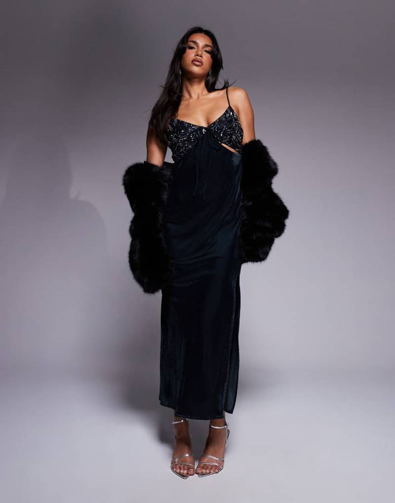 ASOS DESIGN - Maxikleid aus Samt in Mitternachtsblau mit verzierter Brustpartie und Zierausschnitten von ASOS DESIGN