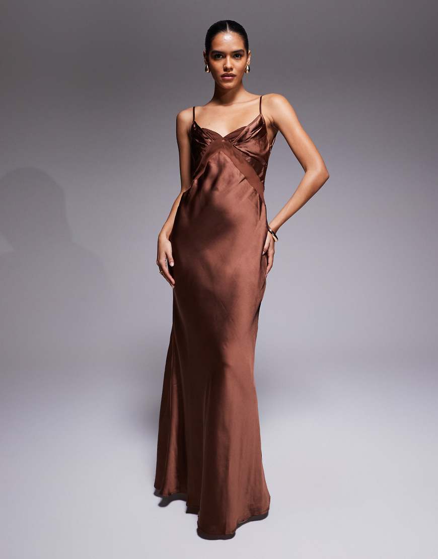ASOS DESIGN - Maxikleid aus Satin-Chiffon-Mix mit Einsatz am Dekolleté in Schokobraun-Brown von ASOS DESIGN