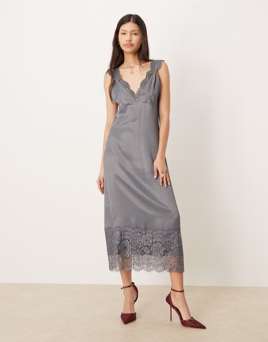 ASOS DESIGN - Maxikleid aus Satin in Anthrazitgrau mit Spitzendetail und V-Ausschnitt von ASOS DESIGN