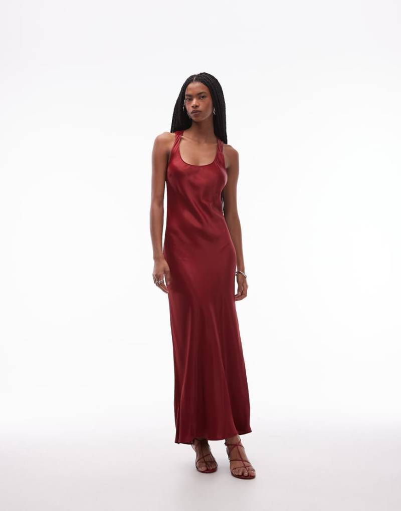 ASOS DESIGN - Maxikleid aus Satin in Burgunderrot mit U-Ausschnitt ASOS DESIGN - Maxikleid aus Satin in Burgunderrot mit U-Ausschnitt von ASOS DESIGN