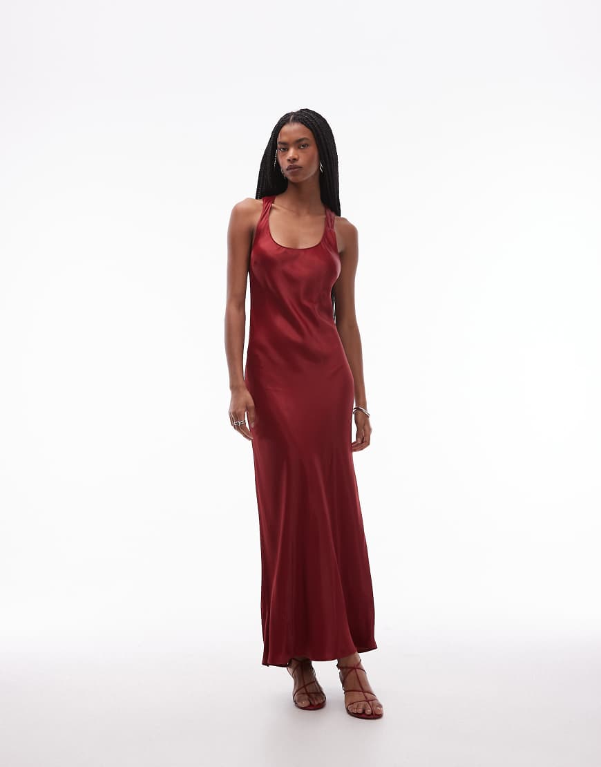 ASOS DESIGN - Maxikleid aus Satin in Burgunderrot mit U-Ausschnitt von ASOS DESIGN