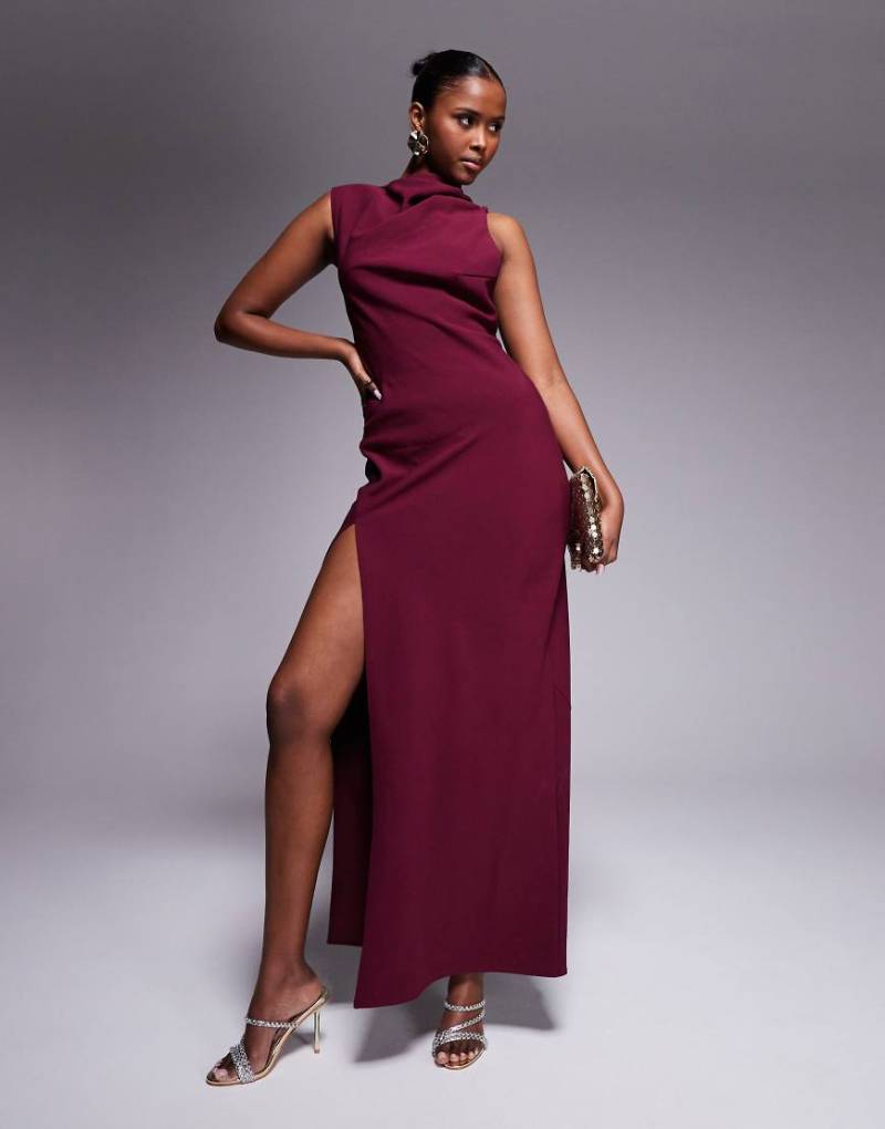 ASOS DESIGN - Maxikleid aus Satin in Burgunderrot mit asymmetrischem Ausschnitt an der Seite von ASOS DESIGN