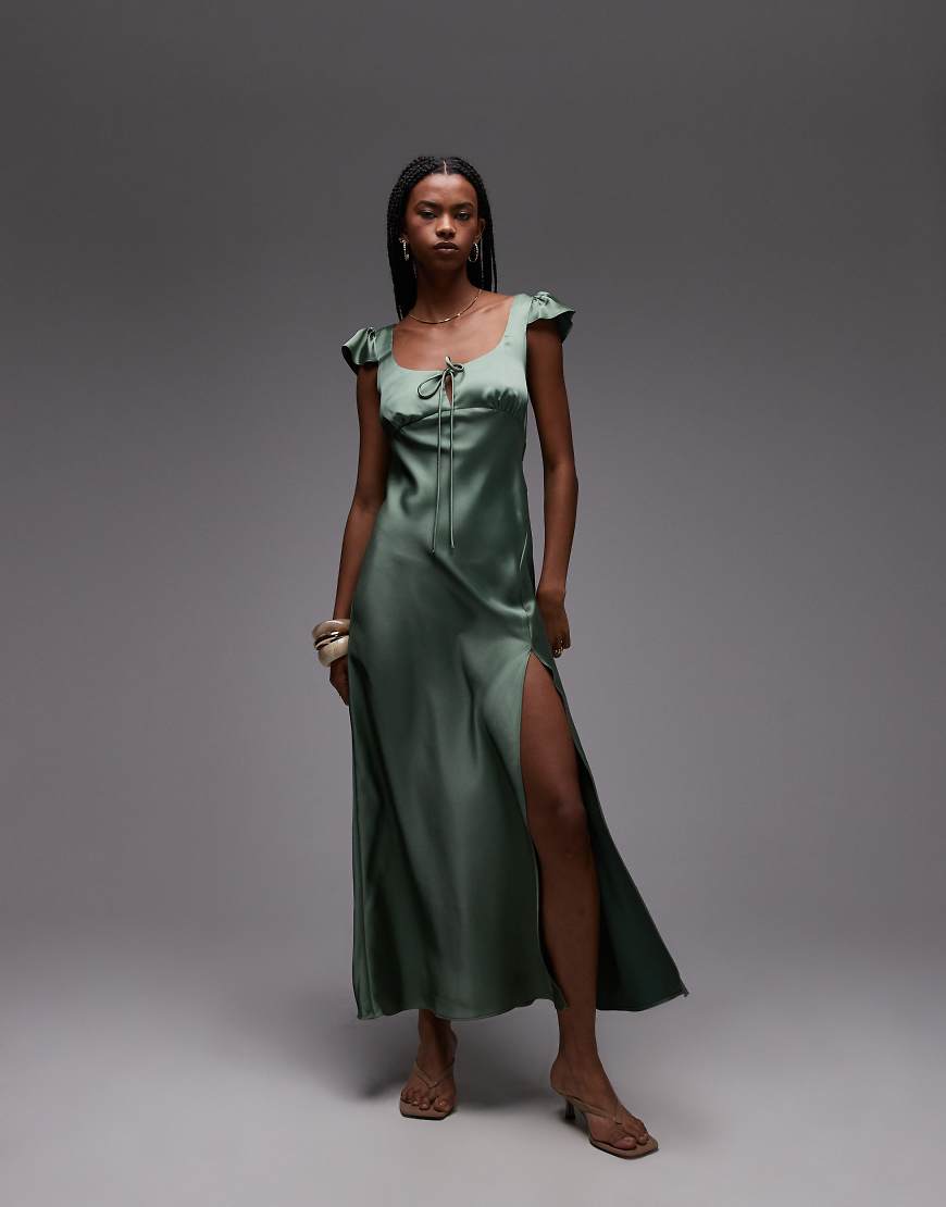 ASOS DESIGN - Maxikleid aus Satin in Grün mit U-Ausschnitt und Flatterärmeln von ASOS DESIGN