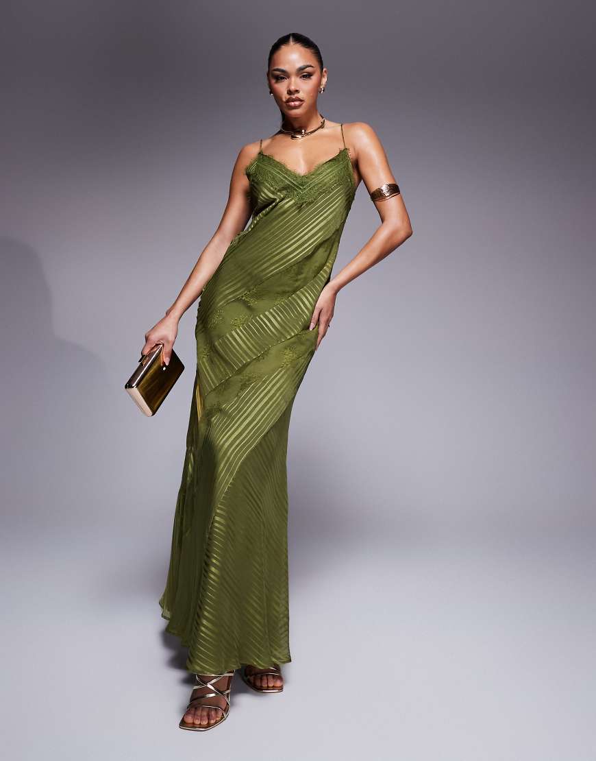ASOS DESIGN - Maxikleid aus Satin in Grün mit gestreiftem Bahnendesign und Spitzeneinsatz ASOS DESIGN - Maxikleid aus Satin in Grün mit gestreiftem Bahnendesign und Spitzeneinsatz von ASOS DESIGN