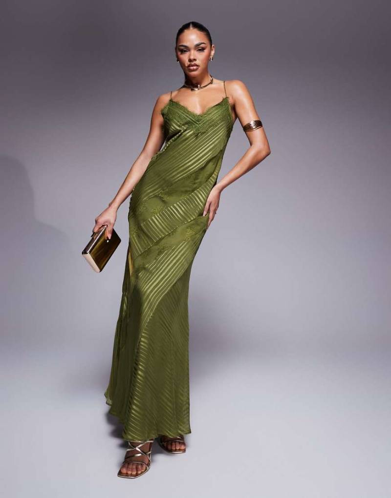 ASOS DESIGN - Maxikleid aus Satin in Grün mit gestreiftem Bahnendesign und Spitzeneinsatz von ASOS DESIGN
