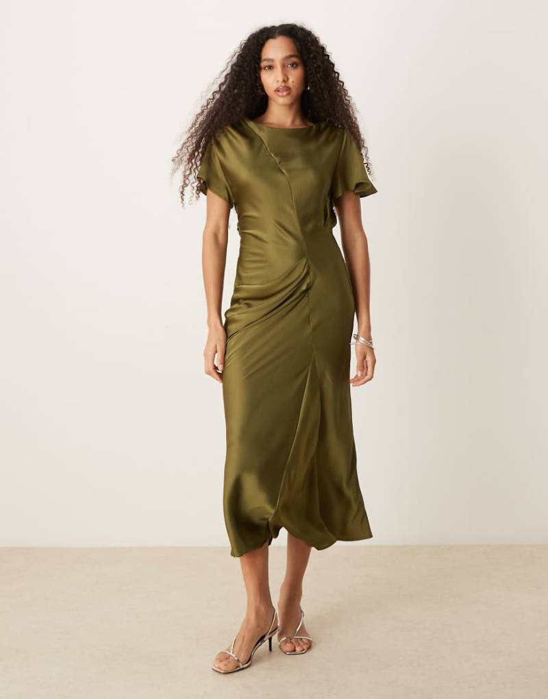 ASOS DESIGN - Maxikleid aus Satin in Olivgrün mit Flatterärmeln von ASOS DESIGN